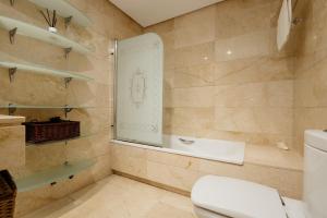Kúpeľňa v ubytovaní Ground floor holiday apartment with terrace and pool in Puerto Banús, Marbella