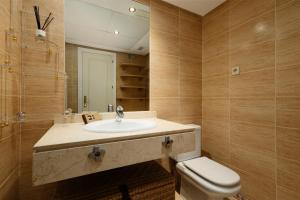 Kúpeľňa v ubytovaní Ground floor holiday apartment with terrace and pool in Puerto Banús, Marbella