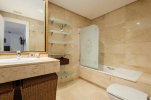 Kúpeľňa v ubytovaní Ground floor holiday apartment with terrace and pool in Puerto Banús, Marbella