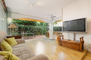 Televízia a/alebo spoločenská miestnosť v ubytovaní Ground floor holiday apartment with terrace and pool in Puerto Banús, Marbella