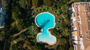 Bazén v ubytovaní Ground floor holiday apartment with terrace and pool in Puerto Banús, Marbella alebo v jeho blízkosti