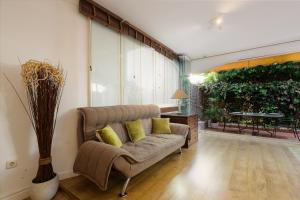 Posedenie v ubytovaní Ground floor holiday apartment with terrace and pool in Puerto Banús, Marbella
