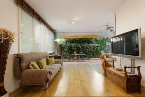 Televízia a/alebo spoločenská miestnosť v ubytovaní Ground floor holiday apartment with terrace and pool in Puerto Banús, Marbella