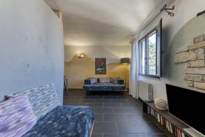 - un salon avec un canapé et une cheminée dans l'établissement Villa Olivia pool tennis spa Cielo, à Lecce