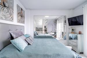 a bedroom with two beds and a large mirror at Silver horizon Luxury apartment in Nerja