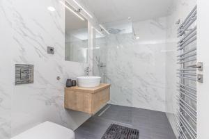 Koupelna v ubytování Cozy quiet new apartment in Karlin square