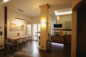A kitchen or kitchenette at Apartament w sercu Swinoujscia z 3 sypialniami