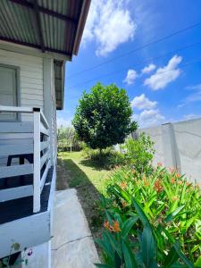 Taman di luar Tok Abah Cottage