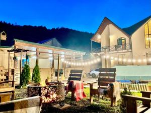 un patio con mesa y sillas y un edificio en Hotel Villa Alexander Dilijan, en Dilijan