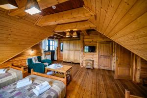 a log cabin with a bedroom and a living room at Sokolisko - pensjonat agroturystyczny in Wysoczany