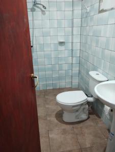 a bathroom with a toilet and a sink at Departamento monoambiente in Roque Sáenz Peña