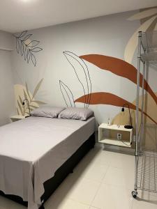 um quarto com uma cama grande e uma parede em Apart Hotel próximo Barra da Tijuca e Rio Centro Manaca Flat A no Rio de Janeiro