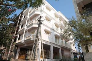 um edifício branco com uma estátua em frente em Soundar villa em Pondicherry