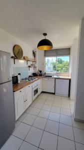 Kuchyňa alebo kuchynka v ubytovaní Ô Ti Plézi - Appartement - Le Gosier