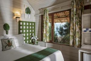 1 dormitorio con cama y ventana en Baía das Caraúbas, en Camocim