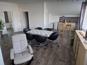 a room with a table and chairs and a kitchen at Appartement Andrea in Galambok