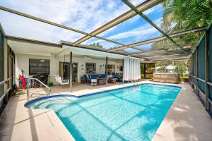 uma piscina interior com tecto retráctil em Calm On Down em Bradenton