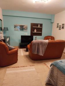 a living room with two chairs and a couch at Casa Branca Pinhal in Nazaré