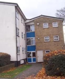 ein großes Backsteingebäude mit einer weißen und blauen Fassade in der Unterkunft 1 Bed Central Serviced Accommodation with Balcony in Stevenage Free WIFI by Stay Local Home Welcome Contractors Business Travellers Families in Stevenage