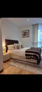 Un dormitorio con una cama grande y una ventana en Modern Dublin City Centre en Dublín