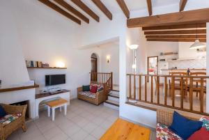 Una sala de estar con un sofá y una cocina. en Villa Binibels, en Binibeca