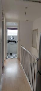 un couloir vide avec un escalier dans une maison dans l'établissement Richmond London 2 bed room Appartement, à Londres