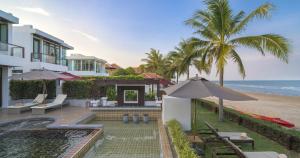 une maison avec une piscine à côté de la plage dans l'établissement Tolani Le Bayburi Villas, Hua Hin - Pranburi, à Pran Buri