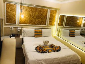 Cette chambre comprend 2 lits et un plateau/bouilloire. dans l'établissement Jewel Hotel, à Hô-Chi-Minh-Ville