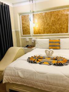 une chambre d'hôtel dotée d'un lit avec des arcs. dans l'établissement Jewel Hotel, à Hô-Chi-Minh-Ville