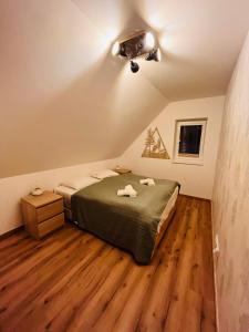 ein Schlafzimmer mit einem Bett und einer Decke in der Unterkunft Chalupa pod Špičákem in Smržovka