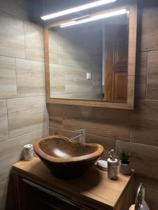 W łazience znajduje się drewniana umywalka i lustro. w obiekcie Casa Mia Vrdnik w mieście Vrdnik