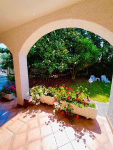 un patio con un mazzo di fiori in vasi di Villa delle Magnolie Montesilvano Abruzzo a Montesilvano