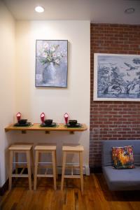 een tafel in een kamer met krukken en een muur bij The Harlem Cascades in New York