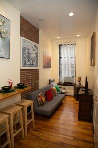 紐約的住宿－The Harlem Cascades，客厅配有沙发和桌子