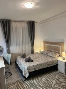 sypialnia z łóżkiem i krzesłem w obiekcie Sinforosa Park Apartments w mieście Torrevieja