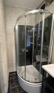 una doccia in un angolo del bagno di Absolutely Apartment a Cracovia