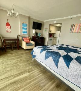 ein Schlafzimmer mit einem Bett, eine Küche und ein Wohnzimmer in der Unterkunft Caravelle Resort in Myrtle Beach