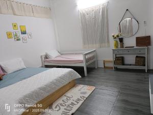 een slaapkamer met een bed, een bureau en een spiegel bij Homestay Mẹ Khang villas,Camping,Glamping in Cu Chi