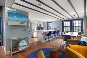 Una sala de estar con cocina y comedor. en Cape Cod Mod, en Provincetown