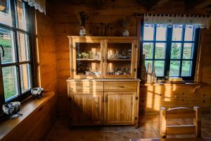 a wooden hutch in a room with windows at Sokolisko - pensjonat agroturystyczny in Wysoczany