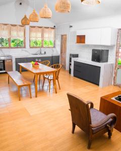 - une cuisine et une salle à manger avec une table et des chaises dans l'établissement Bali Invest Living, à Canggu