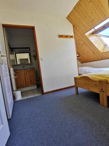 Кровать или кровати в номере Duplex Les 2 Alpes avec accès direct aux pistes