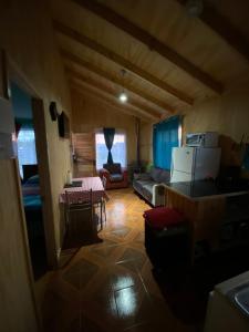 - un salon avec un canapé et une table dans l'établissement Cabaña Puerto Sánchez RYS Patagonia A, 