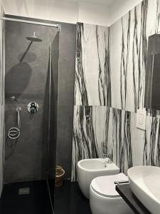 巴里的住宿－Mandarin Apulia，带淋浴、卫生间和盥洗盆的浴室