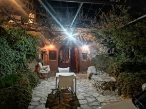 een patio met een tafel en stoelen. bij Cueva El Parral in Pegalajar