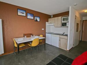 a kitchen and dining room with a table and chairs at Appartement Saint-François-Longchamp, 2 pièces, 6 personnes - FR-1-635-29 in Saint-François-Longchamp