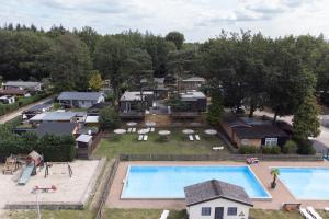 een luchtzicht op een huis met een zwembad bij Recreatiepark Maas en Bos in Wellerlooi