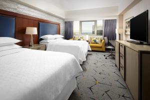 Кровать или кровати в номере Sheraton Gateway Los Angeles Hotel +59 фотографий