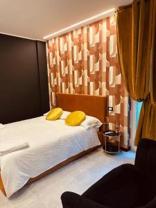 巴里的住宿－Mandarin Apulia，一间卧室配有一张带两个黄色枕头的床