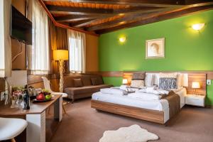 Postel nebo postele na pokoji v ubytování Grami Hotel